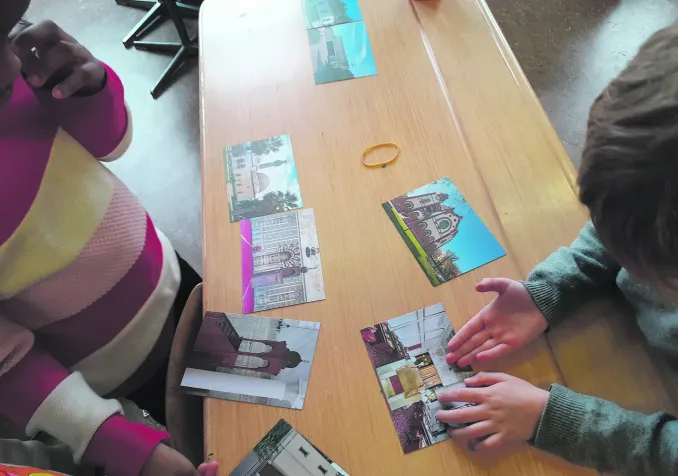 Les élèves vaudois de 3e P découvrent le pluralisme religieux par les images. ©Matthias Wirz