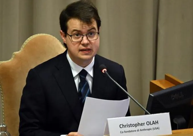 Le co-fondateur d'Anthropic, Christopher Olah, prend la parole lors de la présentation de la première lettre encyclique du pape Léon XIV, au Vatican, le 25 mai 2026. KEYSTONE - MAURIZIO BRAMBATTI