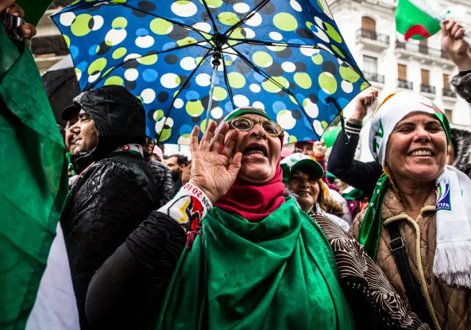 Vendredi 22 mars, les femmes sont nombreuses parmi les manifestants à Alger ©KEYSTONE/MAXPPP/LE PICTORIUM/Sadak Souici