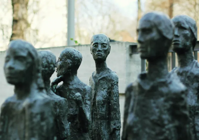 "Les victimes juives du fascisme", sculpture de Will Lammert présente au cimetière juif de Berlin © Flickr CC BY-NC-ND 2.0 / Dario-Jacopo Lagana "Les victimes juives du fascisme", sculpture de Will Lammert présente au cimetière juif de Berlin
