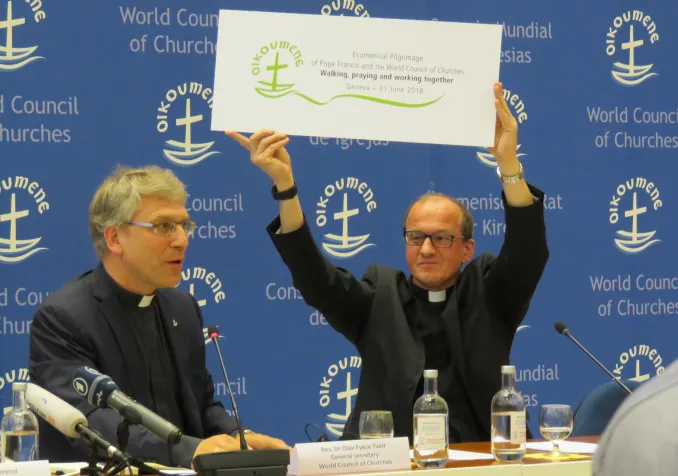  Andrzej Choromanski (à droite) et Olav Fykse Tveit présentent l’identité visuelle du pèlerinage œcuménique du pape François et du Conseil œcuménique des Églises du 21 juin 2018 à Genève.