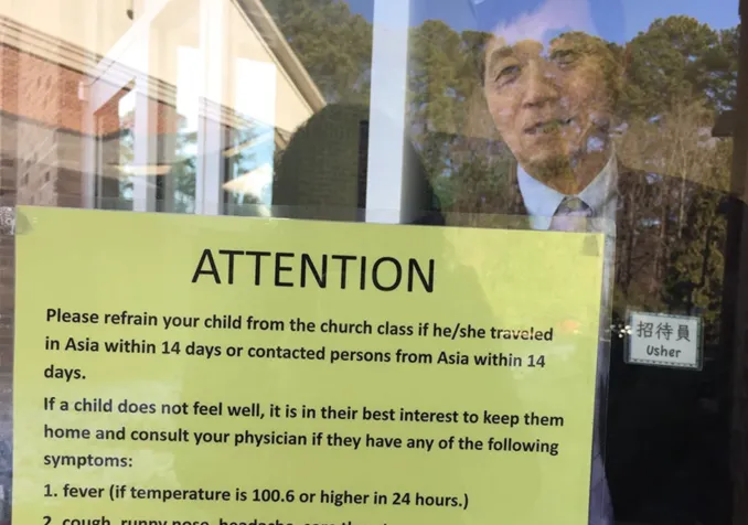 C’est une affiche jaune avec le mot «Attention» en majuscules, collée sur les portes d’entrée, qui accueille les fidèles de l’Église chinoise de Raleigh, capitale de la Caroline du Nord. Elle avertit les parents de ne pas amener leurs enfants à l'église s'ils ont voyagé en Asie au cours des quatorze derniers jours. RNS