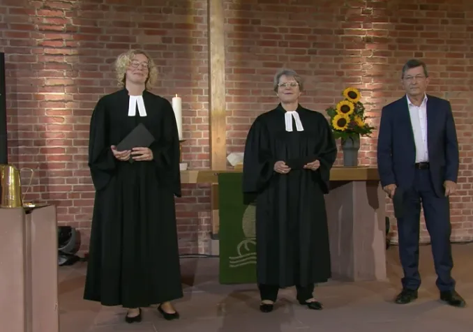Catharina Covolo, pasteure de la Friedenskirche à Karlsruhe, avec Rita Famos, présidente de l'Église évangélique réformée de Suisse et Christian Albecker, président de l'Union des Églises protestantes d'Alsace et de Lorraine. ©DR