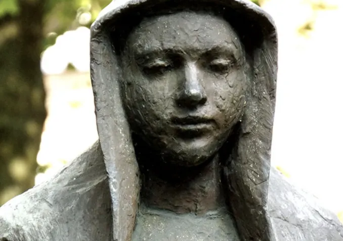 Statue de Marguerite Porete au béguinage de Valenciennes ©DR