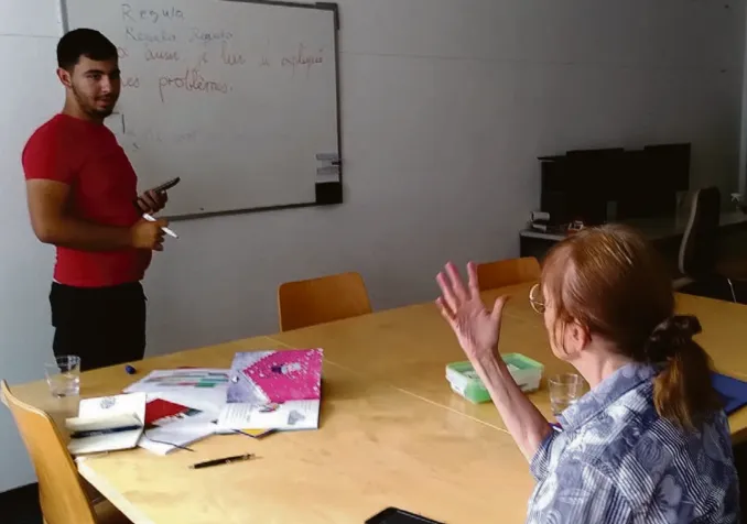 Ricardo, l'un des jeunes du projet «Droit à l'école, droit à un avenir», en séance de soutien scolaire avec Regula, bénévole. ©DR