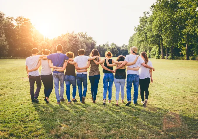 Lorsque nous demandons aux catéchumènes leurs meilleurs souvenirs, c’est le camp qui est mentionné. C’est bien dans la communauté que nous nous soutenons les uns les autres. @ iStock/FilippoBacci