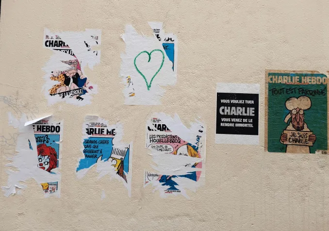 Charlie Hebdo placardé sur un mur après les attentats de janvier 2015 Flikr / Alf Altendorf