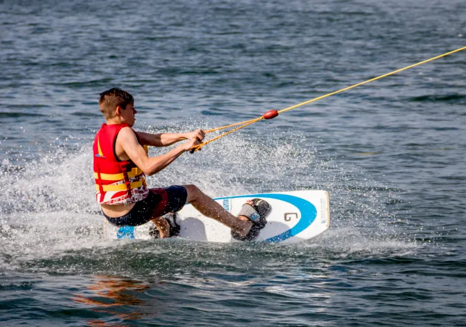 Le Réseau des jeunes de Bienne propose de nombreuses activités font du ski nautique dans le cadre de son pôle d'activités "Bol d'air", ici sur le lac de Bienne © Adrien Despont