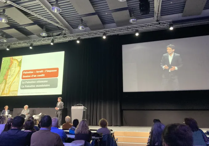 Wissam Halawi, titulaire de la chaire d’histoire de l’islam et des mondes musulmans, lors de ce cours donné avec Jacques Ehrenfreund, responsable de la chaire d'histoire des Juifs et du judaïsme. Protestinfo