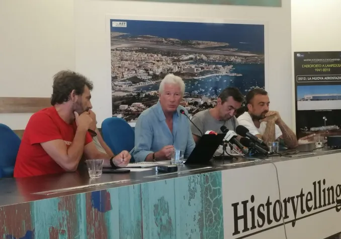 Richard Gere lors de la conférence de presse à Lampedusa, sur l'Open Arms. DR / Nev Agencia