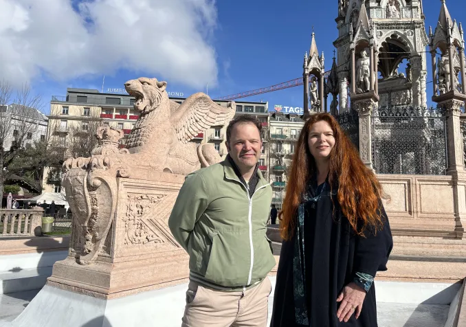 Alexandre Winter et Stéphanie-Aloysia Moretti devant le monument Brunswick à Genève. ©Jessica Da Silva