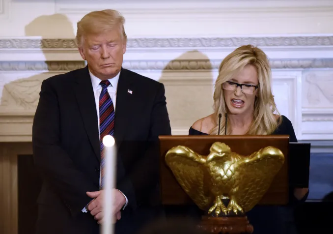 Le 27 août 2018, Donald Trump prie sous la conduite de la pasteure Paula White qui faisait partie des invités aux repas avec les leaders évangéliques à la Maison-Blanche ©KEYSTONE/NEWSCOM/OLIVIER DOULIERY