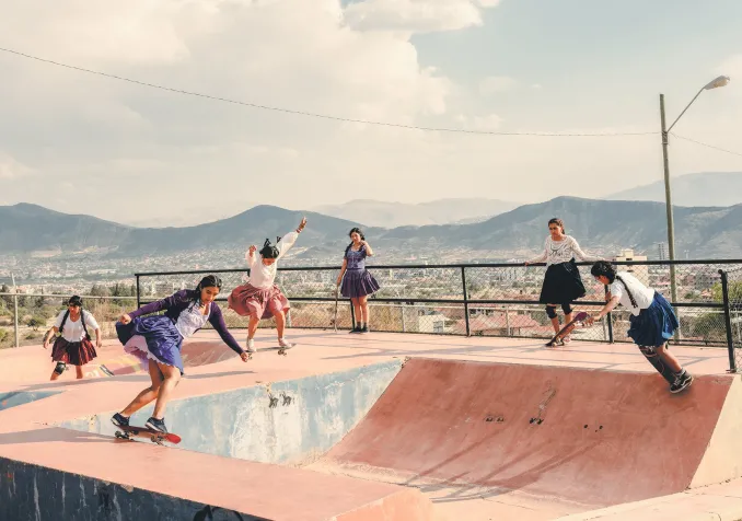 SENAC Skate Parc, Cochabamba, Bolivie. De la série Imilla (2021). ©Luisa Dörr / Exposition Human.Kind. au Musée international de la Croix-Rouge et du Croissant-Rouge, Genève.