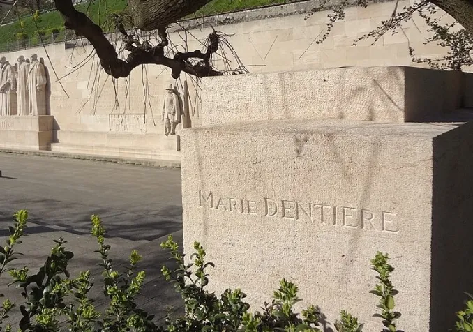 Le nom de Marie Dentière, gravé sur une stèle devant le Mur des Réformateurs à Genève ©MHM55, CC BY-SA 4.0 Wikimedia Commons