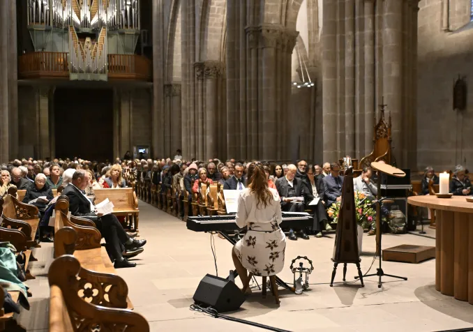 Un recueillement interreligieux a attiré 400 personnes en octobre dernier à Genève. © Alain Grosclaude