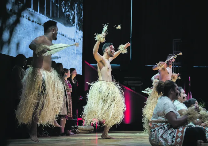 Danseurs d’une communauté du Pacifique. L’art, parce qu’il est vecteur de messages et de valeurs, peut aussi être un outil de mobilisation écologique © COE/Albin Hillert