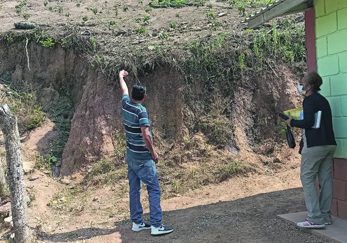 Situés à proximité des habitations, les talus de terre les menacent en cas de précipitations intenses. ©EPER