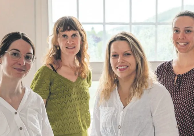 De g. à d.: Alexia Rossé, qui a suivi l’évolution du Labo depuis ses débuts, est rejointe par Pascale Schnyder, à Berne, responsable de l’implantation des Conversations carbone en Suisse alémanique depuis 2019, Anna Krebs, basée à Zurich, qui a été facilitatrice et formatrice en innovation sociale, et par Cynthia Illi, précédemment active dans la communication chez Public Eye et engagée chez les vert·es vaudois·es. ©EPER