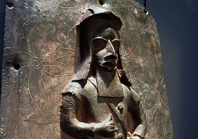 Plaque représentant un soldat portugais, Nigeria, XVIe siècle. © Prune Simon-Vermot Musée d’ethnographie de Neuchâtel