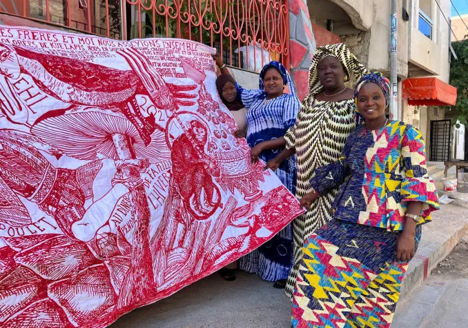 Des récits de repas, mis en images par les personnes interrogées, ont été brodés sur des nappes par un collectif de femmes à Dakar. © Lilo Wullschleger