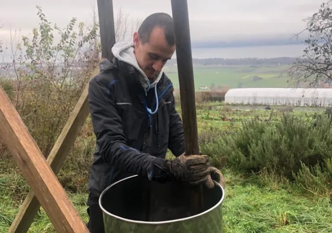 Raphaël Gétaz et sa cuve de dynamisation ©Laurence Bolomey / RTSreligion