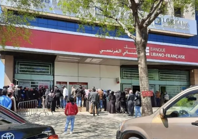 Les files d'attente devant les banques au Liban ©NohaRoukoss