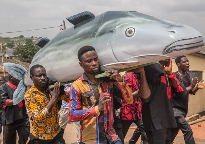 Procession funèbre Ga, au Ghana. Les hommes portent le cercueil jusqu'au cimetière. 
