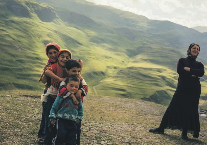 Mariyam, Hamida, Samir et Izzet jouent près de leur mère, Vulalya, dans les collines entourant le village. De la série Khinaliq Village, 2008. ©Rena Effendi / Exposition Human.Kind. au Musée international de la Croix-Rouge et du Croissant-Rouge, Genève.