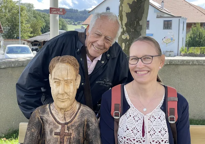 Jean Winiger et Anne Philipona, à côté de la sculpture de l'abbé Bovet à Sâles (FR) ©Carole Pirker