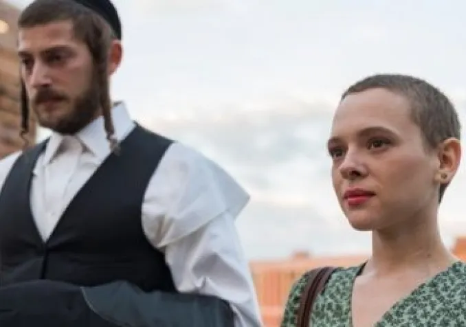 Shira Haas, alias Esther Shapiro, et son mari à Berlin ©Netflix