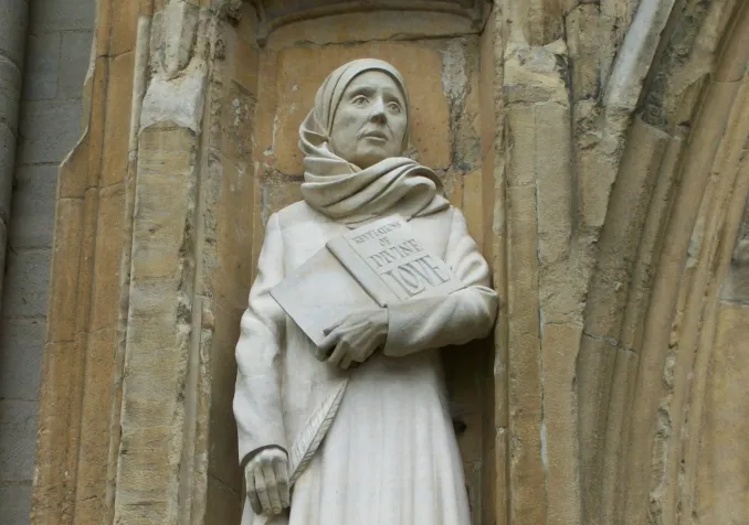 Statue de Julienne de Norwich, créée par David Holgate en 2000, devant la cathédrale de Norwich ©Poliphilo, CC0, Wikimedia Commons