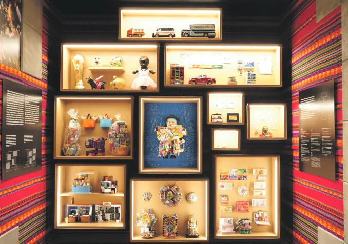 La fête religieuse et traditionnelle des Alasitas, qui a lieu au mois de janvier en Bolivie, célèbre l’abondance. On s’offre, en miniatures, ce que l’on souhaite voir grandir dans sa vie. © Prune Simon-Vermot Musée d’ethnographie de Neuchâtel