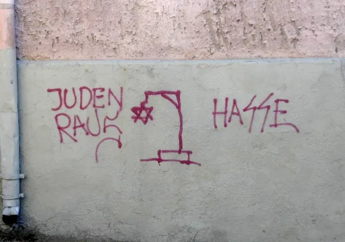 La Fédération suisse des communautés israélites porte plainte contre le Parti des Suisses nationalistes, qui vient de republier dans son magazine «Les Protocoles des Sages de Sion», un texte antisémite qui semble vouloir profiter de l’ambiance de crise actuelle, propice au complotisme.