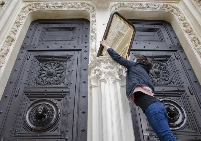 Et pourquoi pas un miroir sur le socle? © Max Idje