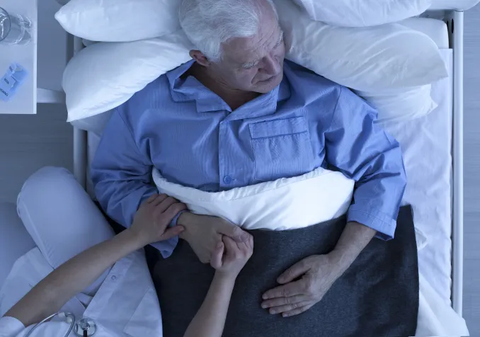 Le coronavirus, dans les services de soins palliatifs vaudois, éloigne de plus en plus le spirituel des patients. Aumôniers confinés, bénévoles distanciés, l’accompagnement subit actuellement des contraintes inédites. IStock