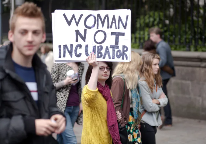 Heune femme portant une pancarte lors d'une manifestation en faveur de la légalisation de l'avortement (Irlande 2012) © Istock / Sebastian Kaczorowski Heune femme portant une pancarte lors d'une manifestation en faveur de la légalisation de l'avortement (Irlande 2012) © Istock / Sebastian Kaczorowski