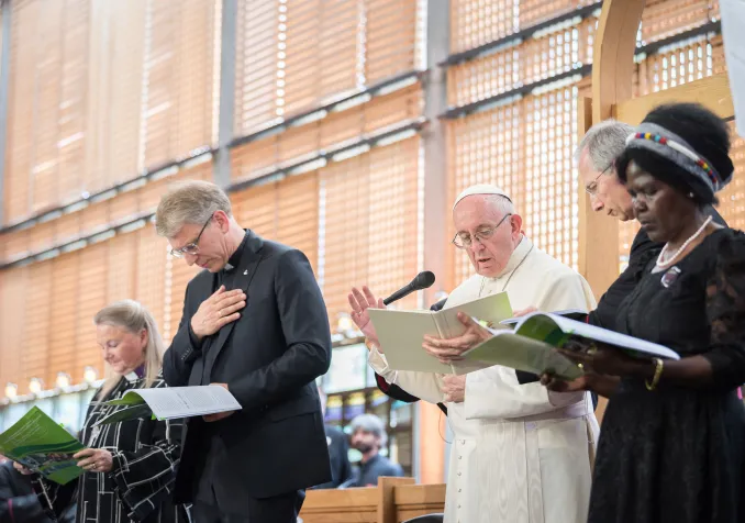Le pape François donne sa bénédiction lors du service œcuménique, accompagné des responsables du COE. Photo: Albin Hillert/COE