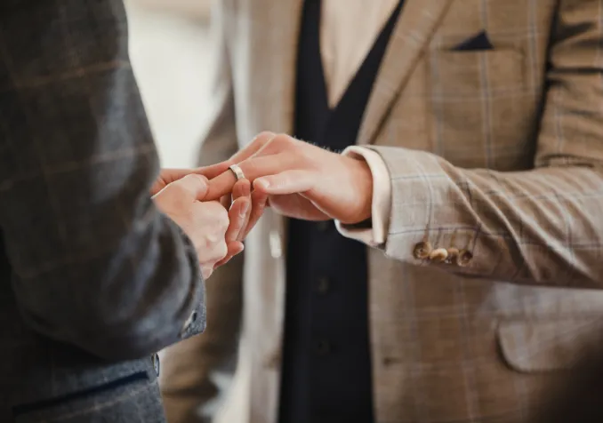 La bénédiction de mariage pour couple de même sexe soutenue par les Églises réformées Berne-Jura-Soleure. © iStok/ DGLimages La bénédiction de mariage pour couple de même sexe soutenue par les Églises réformées Berne-Jura-Soleure. © iStok/ DGLimages
