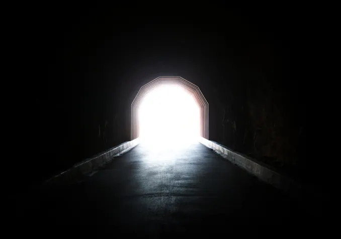 Le tunnel et la lumière font partie de nombreux récits d'expérience de mort imminente. © iStock/ImageGeneration Le tunnel et la lumière font partie de nombreux récits d'expérience de mort imminente. © iStock/ImageGeneration