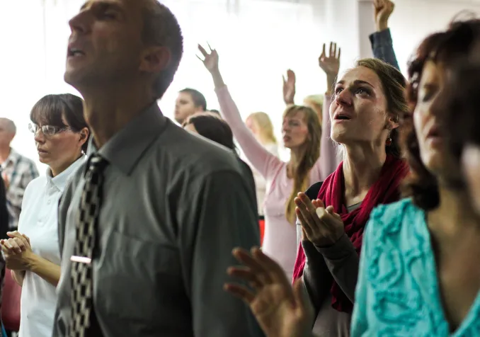 Moment de louange dans une Église évangélique StockSnap /Pixabay