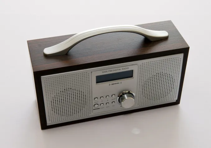 Un récepteur de radio numérique DAB+. CC0, RonPorter / Pixabay