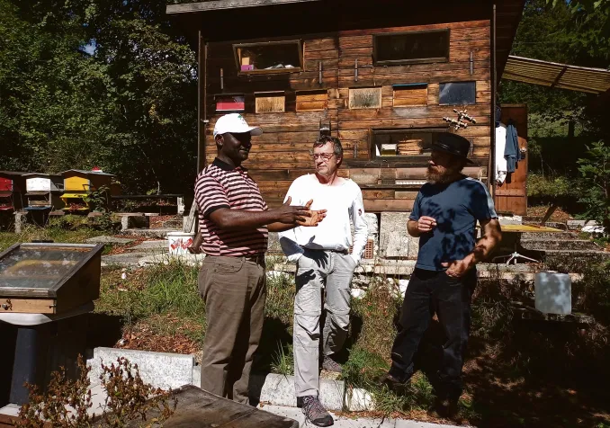 Lors de son séjour en Suisse, Alphonse Azebaze a pu échanger des techniques agricoles avec des experts locaux et découvrir que les enjeux climatiques étaient identiques. © DM