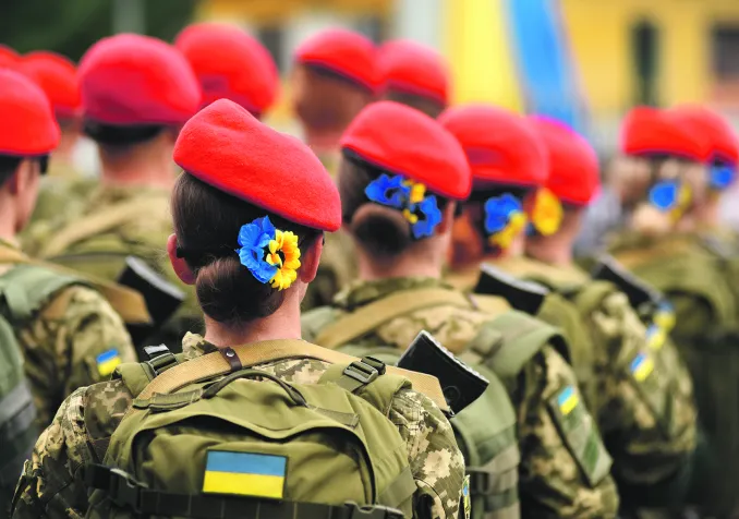 De jeunes Ukrainiennes s’engagent pour la défense de leur pays. © Shutterstock