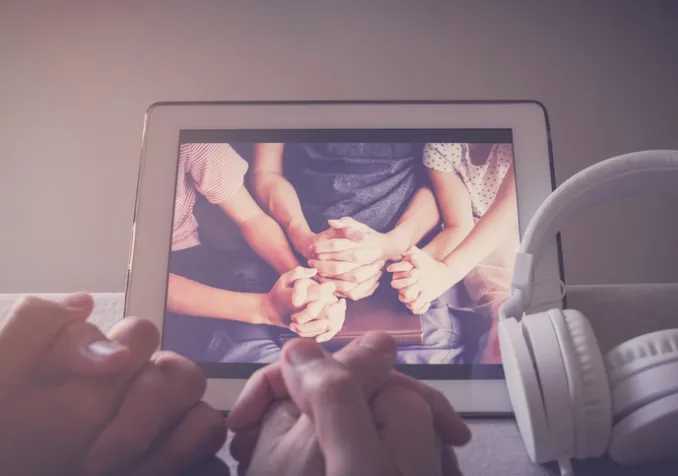  Avec la pandémie, la spiritualité profitent des outils numériques. Image d'illustration. © iStock/ThitareeSarmkasat