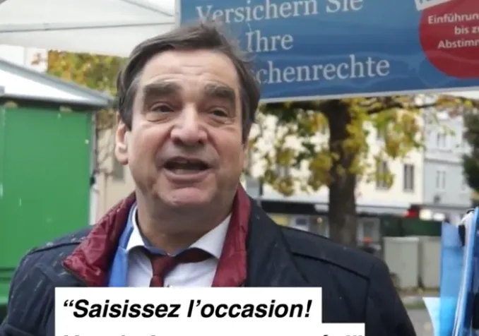 Gilles Tschudi, dans le rôle du courtier en assurances en droits humains.