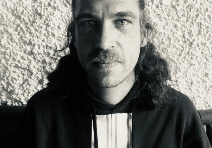 Nicolas Luthi, pasteur au LAB, en noir