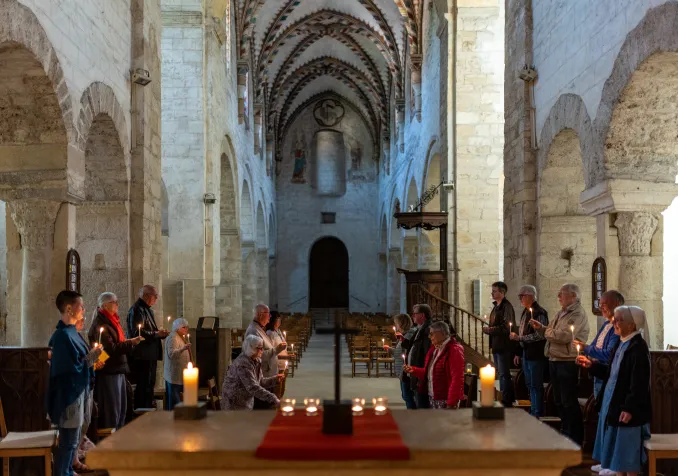 Les offices de la FPO se tiennent trois fois par jour du mardi au samedi dans le chœur de l’abbatiale et on y invite toujours les visiteurs de passage. © M. Gaudard