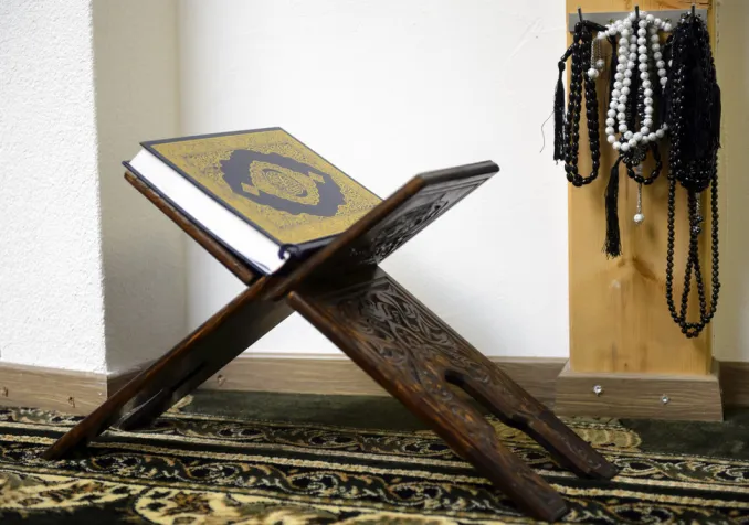 Chapelets et Coran. Salle de prière de la mosquée de Payerne © Keystone / Laurent Gilliéron