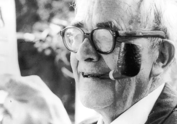 Karl Barth était passionné par l'actualité jusqu'à la fin de sa vie. Ici en train de lire le journal national du 6 juillet 1961. © Archives Karl Barth