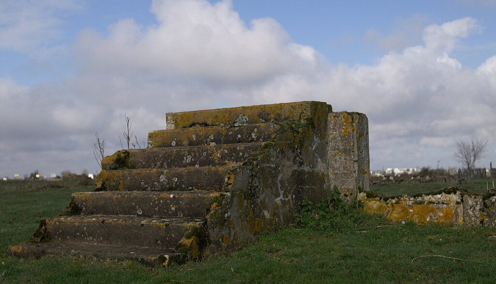 Les vestiges du camp de concentration de Montreuil-Bellay (France) où furent internés les tsiganes durant la Seconde Guerre mondiale. Les vestiges du camp de concentration de Montreuil-Bellay (France) où furent internés les tsiganes durant la Seconde Guerre mondiale. / ©Pymouss, CC BY-SA 3.0 Wikimedia Commons